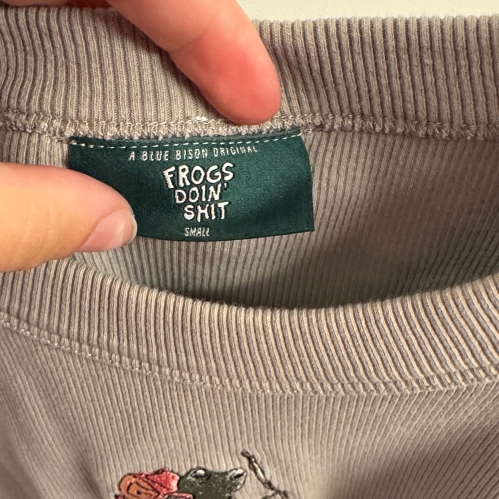 Gray Ribbed Tank with Embroidered Hiking Frog - Picture 2 of 3